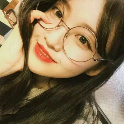 高清好看的眼镜气质女生头像图片(精选18张)