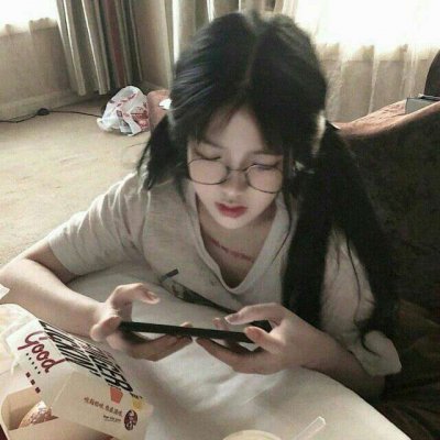 高清好看的眼镜气质女生头像图片(精选18张)