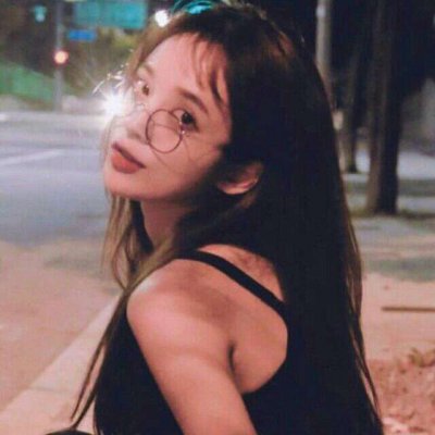 高清好看的眼镜气质女生头像图片(精选18张)