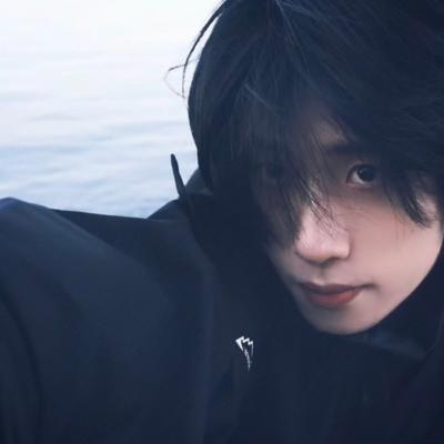 很有深沉气质的男生高级感的头像(精选22张)