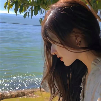 颜值很高的女生真人很俏皮的头像(精选16张)