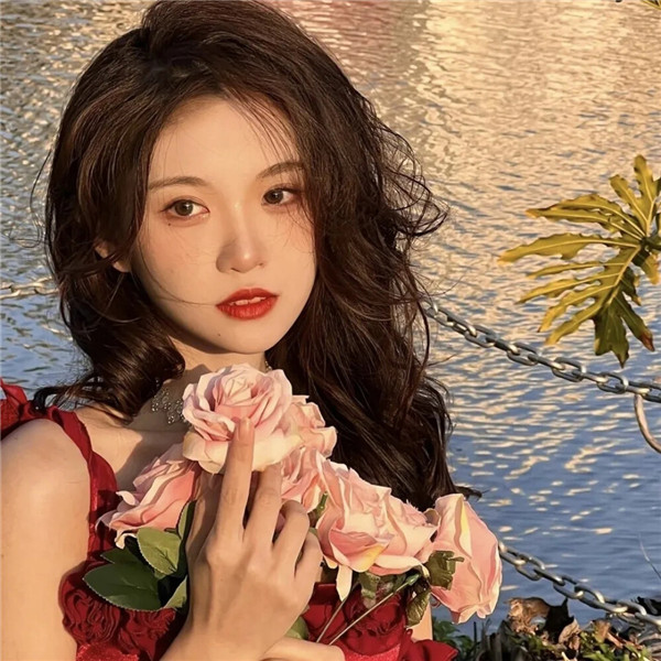 2024年最火的女生头像真人图片(优选18张)
