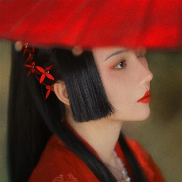 头像女40岁左右的红色(精选10张)