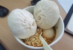 肚子饿吃泡面的搞笑说说