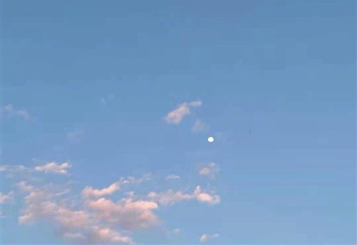 抬头仰望天空的说说