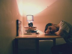 总是睡不够的幽默朋友圈说说