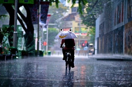 也不知道她过得快不快乐,天冷有没有多穿衣,下雨有没有淋雨,后来一想