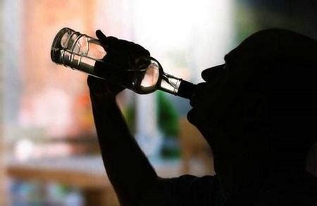 女人独自喝酒伤感说说句子(实用80句)