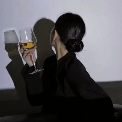 高清好看的黑色御姐头像高冷图片(共41张)