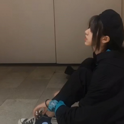 对镜自拍不露脸女生头像大全(共37张)