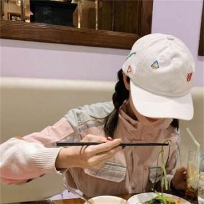 戴帽子可爱女生头像(24张)