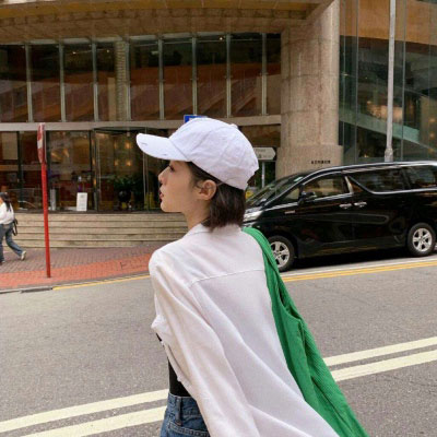 戴帽子可爱女生头像(24张)