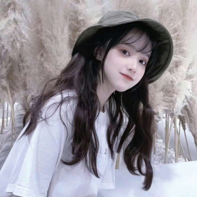 戴帽子可爱女生头像(24张)