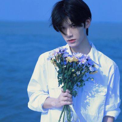 高清蓝色系男生头像真人图片(精选30张)