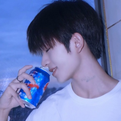 高清蓝色系男生头像真人图片(精选30张)