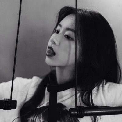高清好看的高冷霸气长发真人女头图片(精选34张)