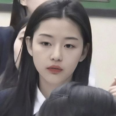高清好看的高冷霸气长发真人女头图片(精选34张)