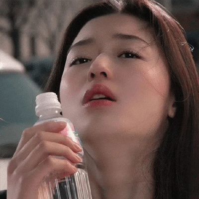 高清好看的高冷霸气长发真人女头图片(精选34张)