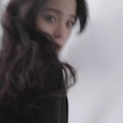 高清好看的高冷霸气长发真人女头图片(精选34张)