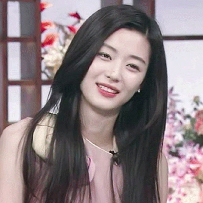 高清好看的高冷霸气长发真人女头图片(精选34张)