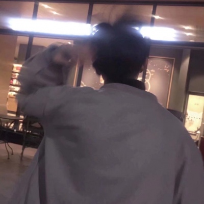 男生拿手机挡脸拍照头像(共32张)