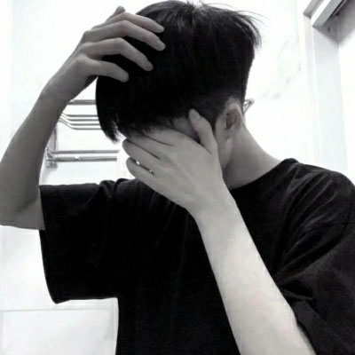男生拿手机挡脸拍照头像(共32张)