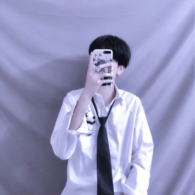 男生拿手机挡脸拍照头像(共32张)