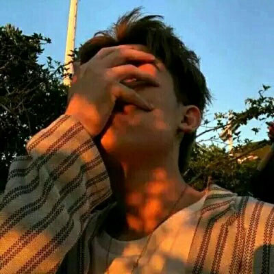 男生拿手机挡脸拍照头像(共32张)