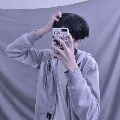 男生拿手机挡脸拍照头像(共32张)