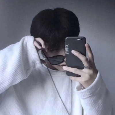 男生拿手机挡脸拍照头像(共32张)