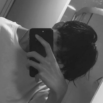 男生拿手机挡脸拍照头像(共32张)