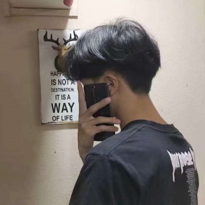 男生拿手机挡脸拍照头像(共32张)