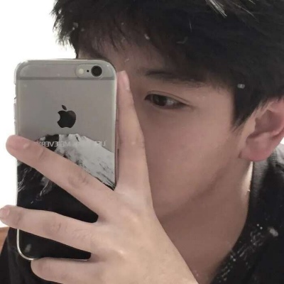 男生拿手机挡脸拍照头像(共32张)