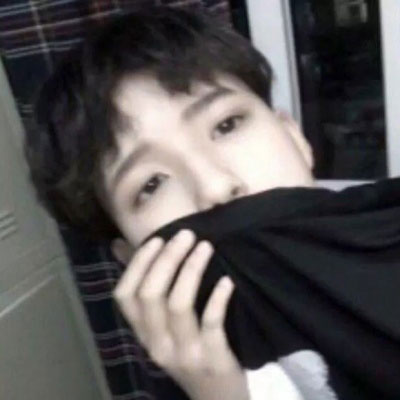 男生拿手机挡脸拍照头像(共32张)