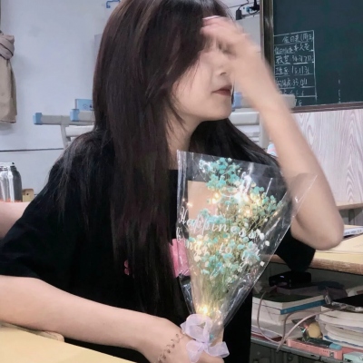 40岁女人拿花微信头像(15张)