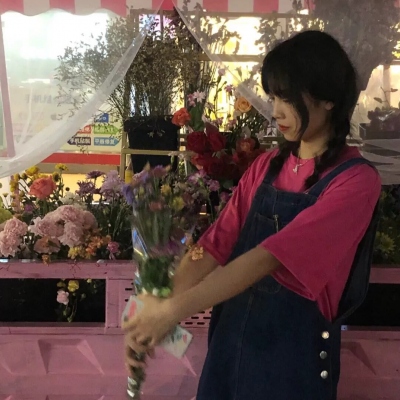 40岁女人拿花微信头像(15张)