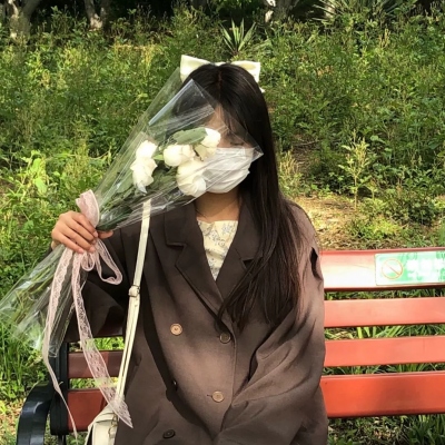40岁女人拿花微信头像(15张)