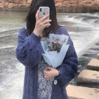 40岁女人拿花微信头像(15张)