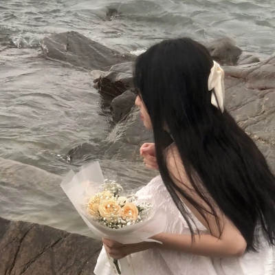 40岁女人拿花微信头像(15张)