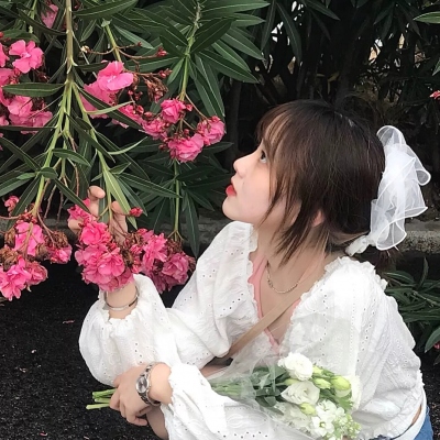 40岁女人拿花微信头像(15张)