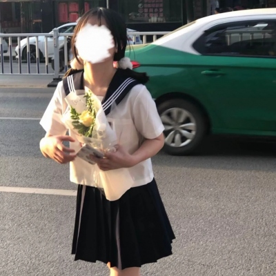 40岁女人拿花微信头像(15张)