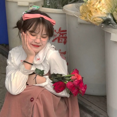 40岁女人拿花微信头像(15张)