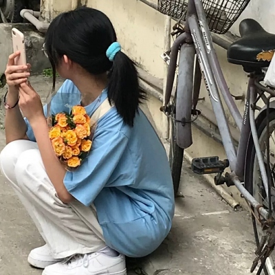 40岁女人拿花微信头像(15张)