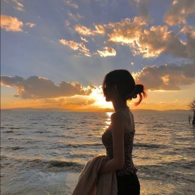 好看又丧气的头像女(16张)