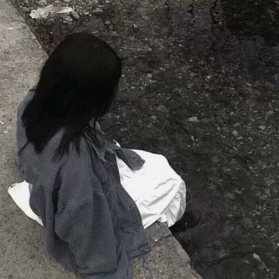 好看又丧气的头像女(16张)