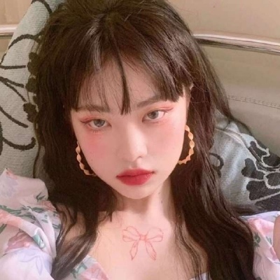 最近很火的社会头像女(共16张)