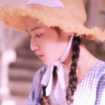 2024小清新女生微信头像精选(共16张)