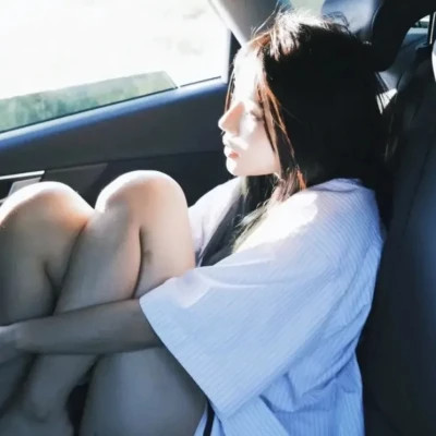 2024年最潮最火女生头像图片(16张)