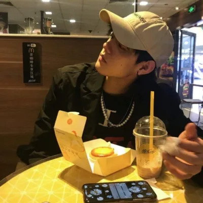 2024年最火的男生头像高级感(12张)
